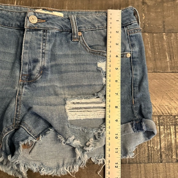 Altar'd State Women's Distressed Ripped Frayed Hem Denim Shorts Size 29 - Picture 7 of 8